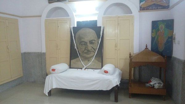 Mahatma Gandhi lived at the Valmiki temple for a year, where he conducted classes for children in the neighbourhood.