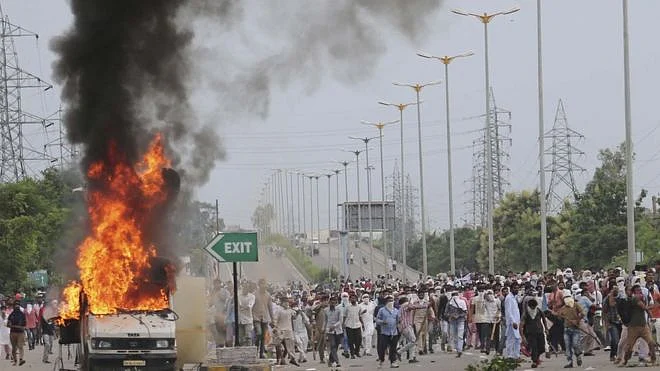Violence is never justified, but it’d be a lot more palatable if the anger was directed AGAINST a ‘Godman’ who got away with VIP treatment and a relatively light sentence.