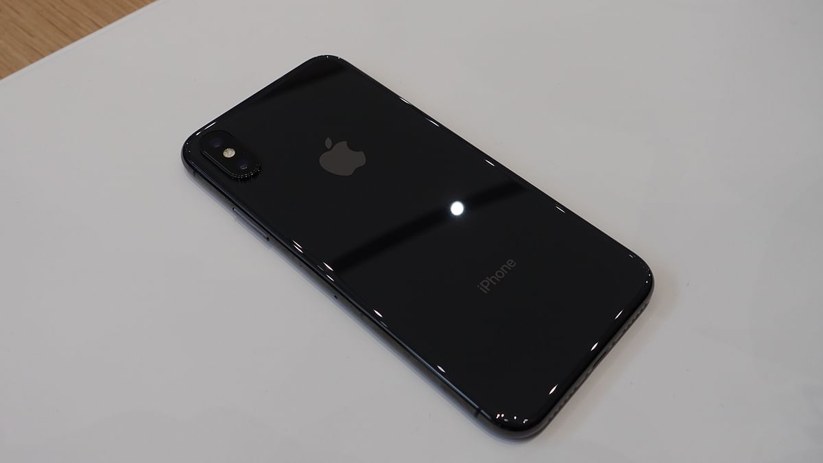 The first Apple iPhone with bezel-less display gets OLED panel, and ditches Touch ID to give way for Face ID. 