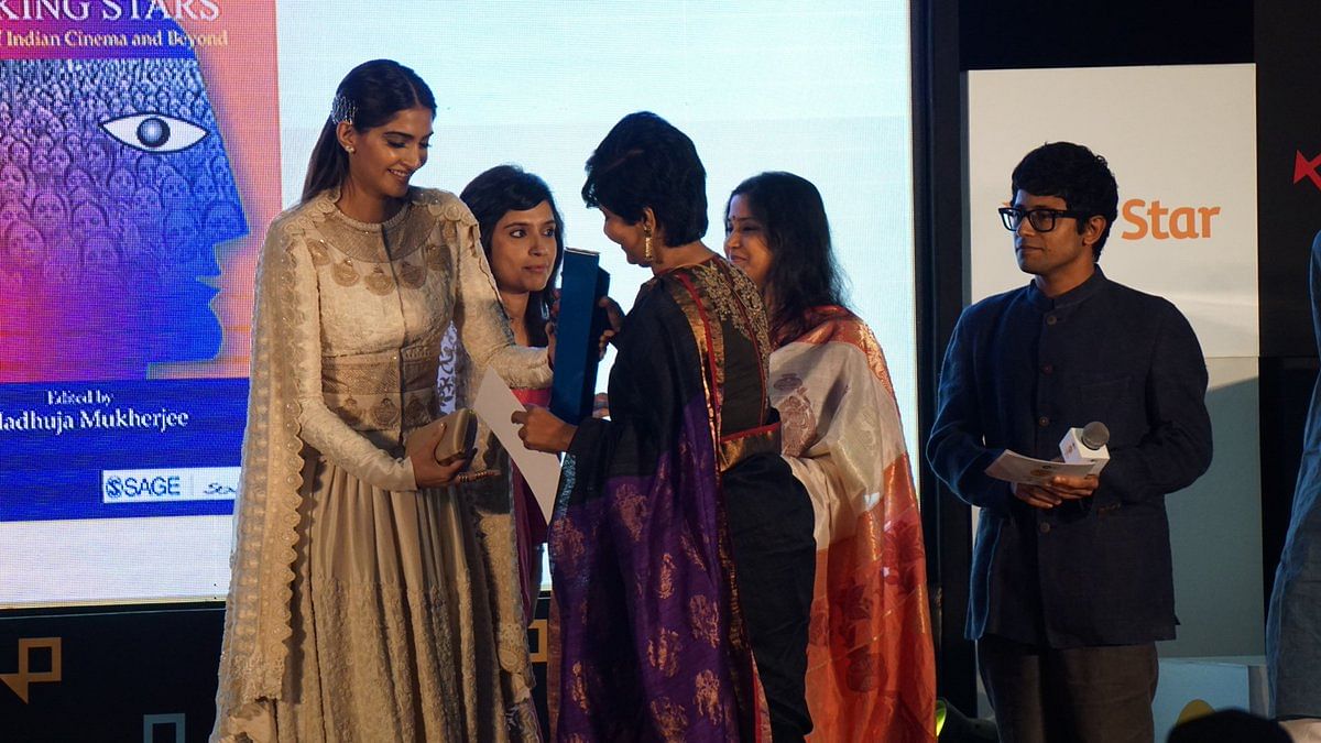 Sonam Kapoor hands over the award.&nbsp;