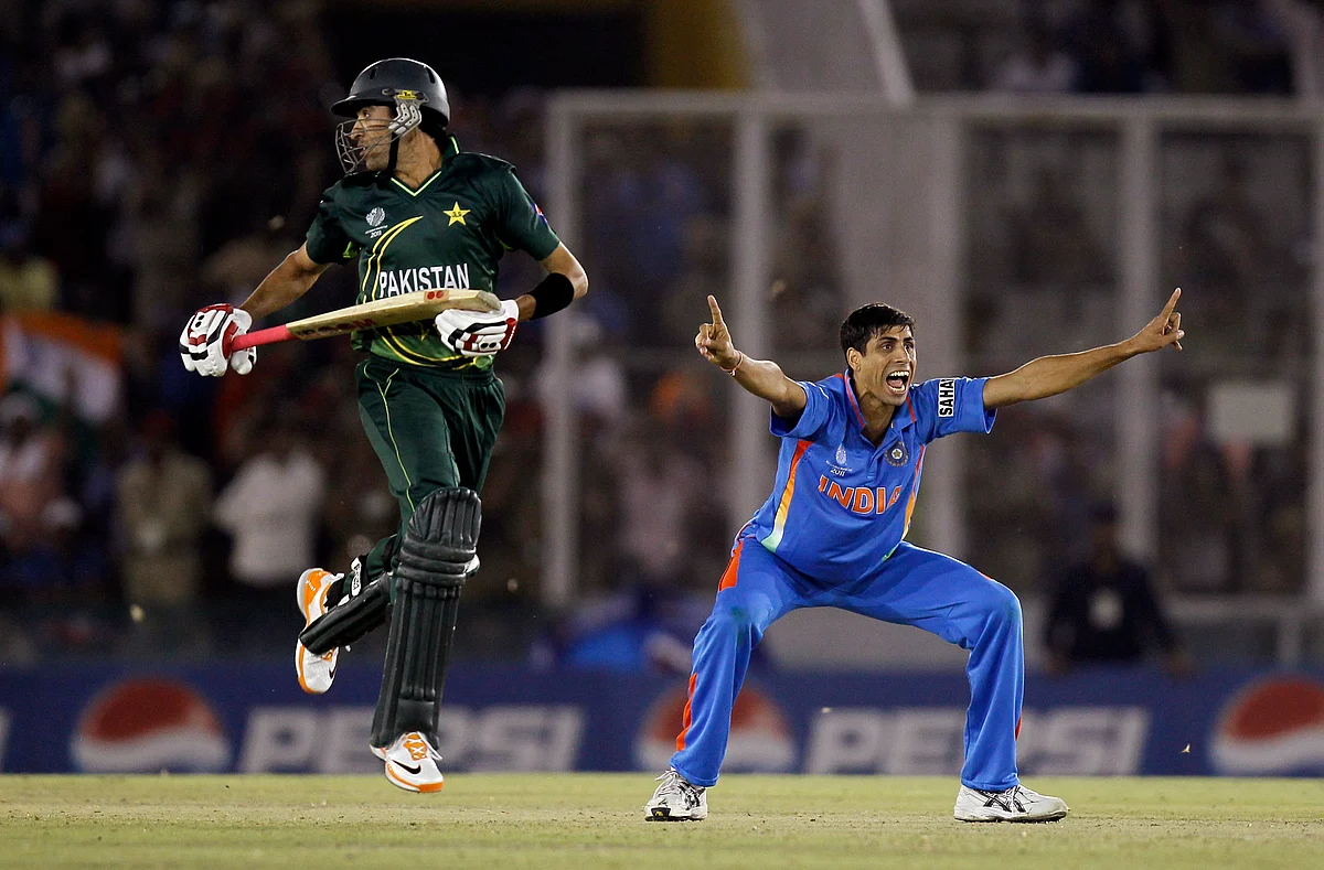Ashish Nehra appeals for a wicket.