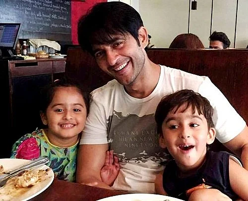 Hiten Tejwani with his kids.