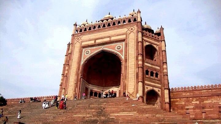 Swiss couple were thrashed by local boys in Fatehpur Sikri.