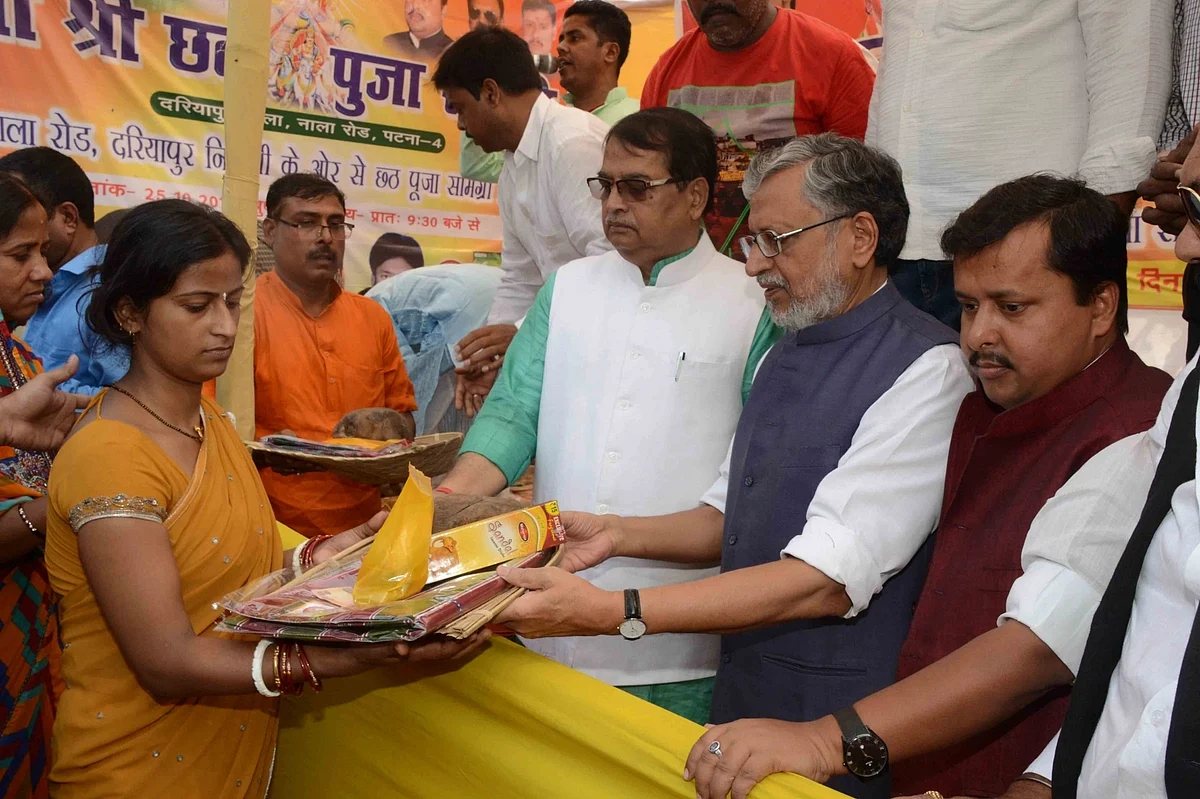 Bihar Deputy CM Sushil Modi distributes winnowing baskets and puja articles to devotees. <i>(Photo: IANS)</i>