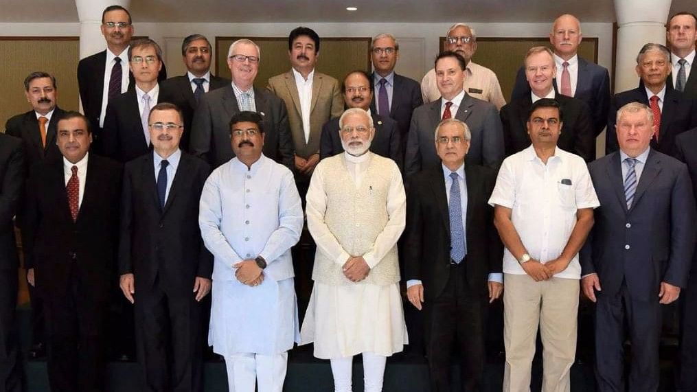 Prime Minister Narendra Modi with the oil and gas CEOs and experts from across the world, in New Delhi on 9 October.