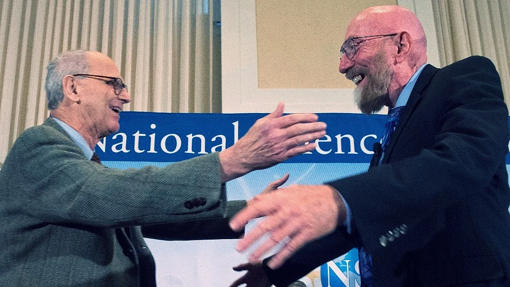 Laser Interferometer Gravitational-Wave Observatory (LIGO) co-founder Rainer Weiss and Kip Thorne hug on stage during a news conference at the National Press Club in Washington, USA. (Photo: AP)