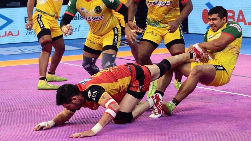 Bengaluru Bulls and Patna Pirates played out a hard-fought 29-29 draw in the Pro Kabaddi Season 5, in Pune on 18 October.