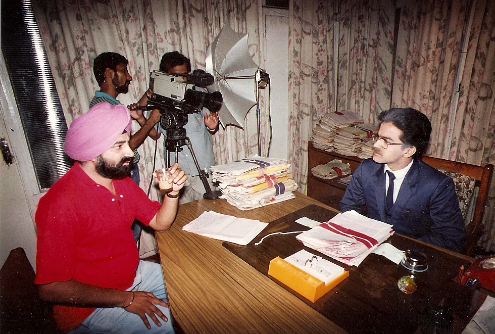 Jaspal Bhatti on the sets of <i>Flop Show</i>.