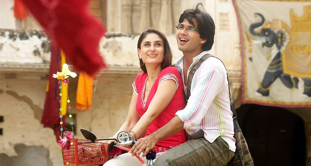 Shahid Kapoor and Karisma Kapoor in <i>Jab We Met.</i>