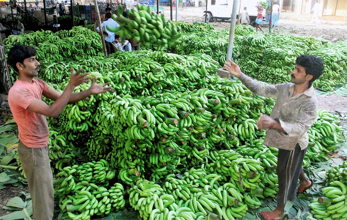 Vendors prepare for the day’s festivities. <i>(Photo: IANS)</i>