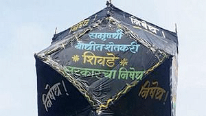 Farmers celebrate Diwali with black lanterns carrying protest messages. <i>(Photo Courtesy: <a href="https://twitter.com/MumbaiMirror/status/921201849608392704/photo/1?ref_src=twsrc%5Etfw&amp;ref_url=https%3A%2F%2Ftwitter.com%2Fmumbaimirror">Twitter/@MumbaiMirror</a>)</i>