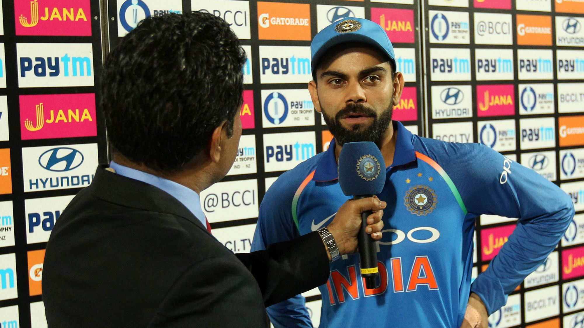 Virat Kohli speaks to Sanjay Manjrekar at the presentation ceremony.