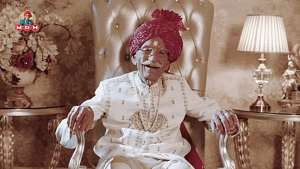 The ever smiling <i>dada, sach sach! </i>(GIF Courtesy: <a href="https://www.youtube.com/watch?v=OF6hM4nh5fo">YouTube/MDH</a>)