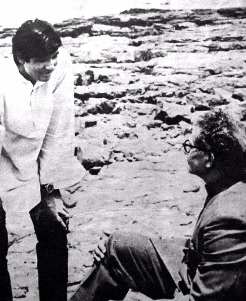 Amitabh Bachchan with his father Harivansh Rai Bachchan (Photo Courtesy: Amitabh Bachchan/<a href="https://www.facebook.com/AmitabhBachchan/photos/a.452056338161494.108384.449082841792177/1485306411503143/?type=3&theater">Facebook</a>)