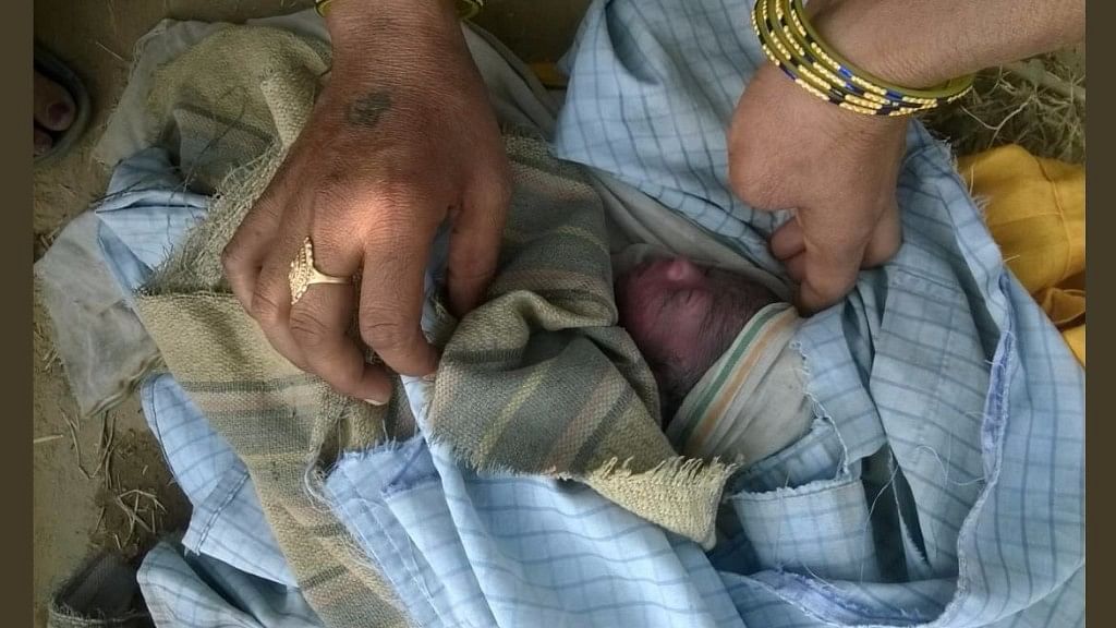 The baby was born on the road for lack of an ambulance.