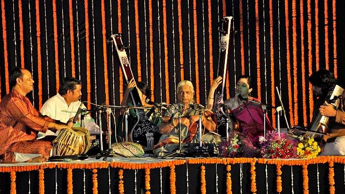 Girija Devi performing with her disciples.