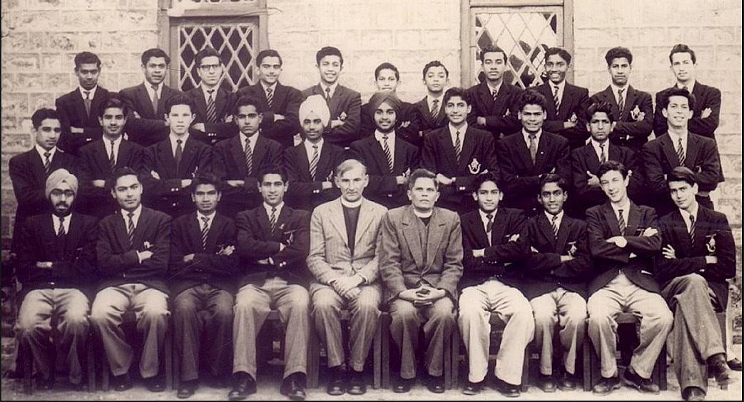 Amitabh Bachchan is fourth from right in the second row. (Photo Credit: <a href="https://twitter.com/SrBachchan/status/756562350237290496">Amitabh Bachchan</a>/Twitter)