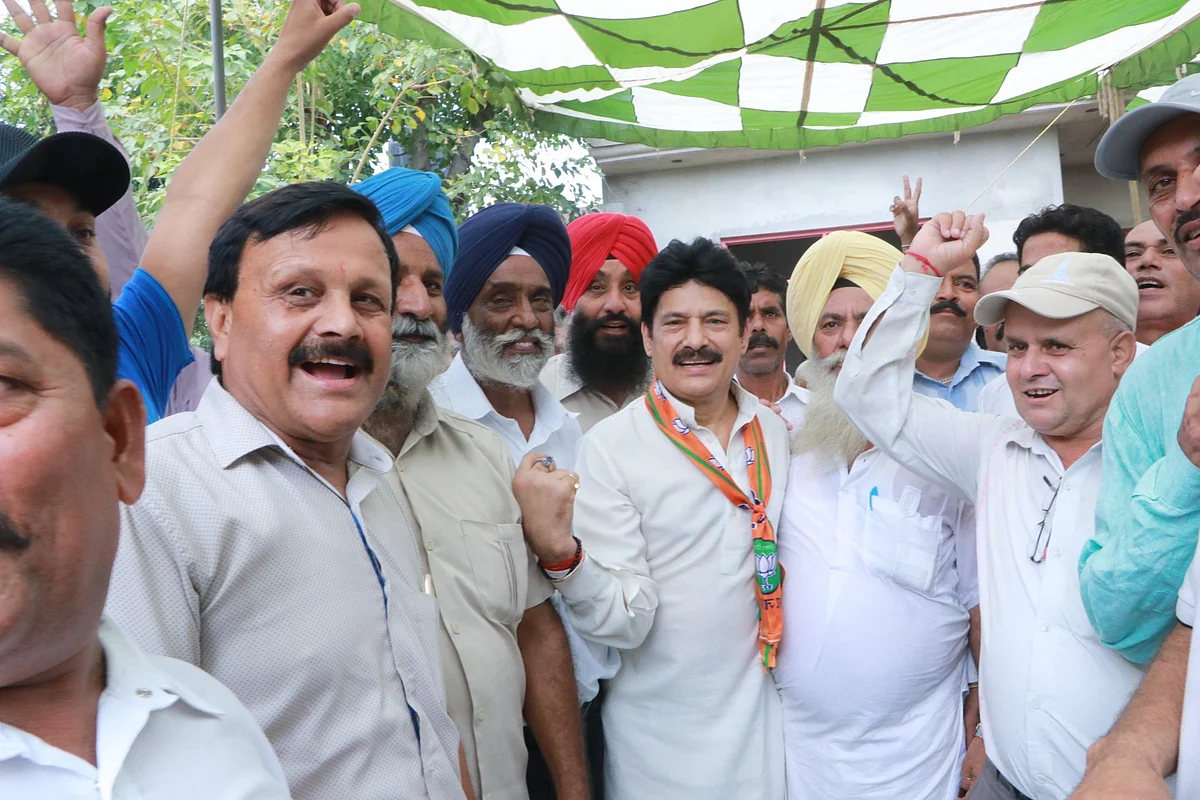 BJP’s candidate for Gurdaspur Lok Sabha bypoll Swaran Singh Salaria along with other BJP leaders during a workers’ meeting in Pathankot, Punjab on 27 September, 2017.