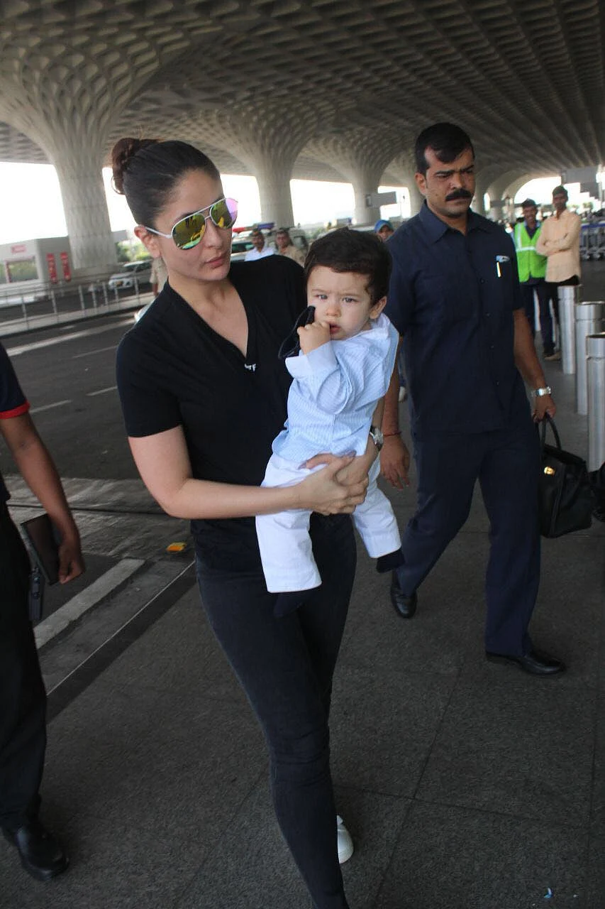 Kareena Kapoor looks sexy in a pair of jeans and a simple black t-shirt.