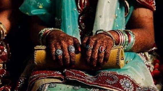 Did a college hand out study material that lists the advantages of dowry?