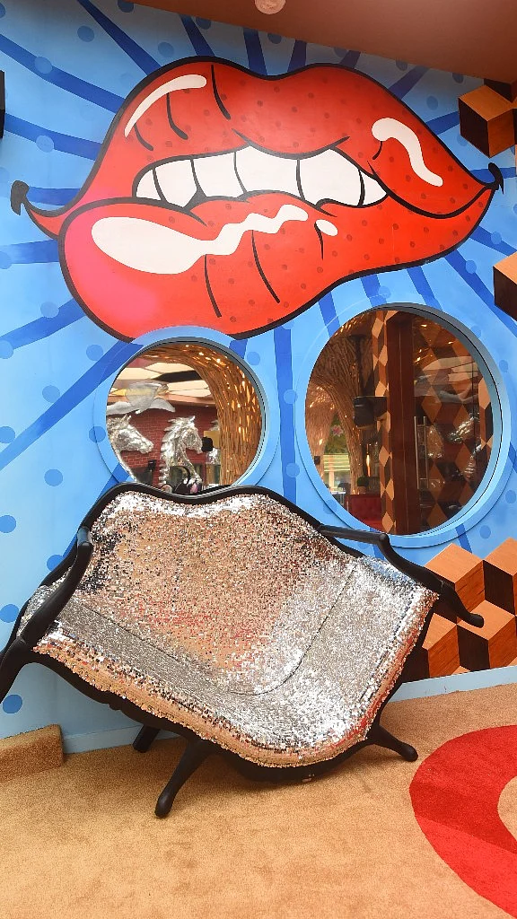 The sassy lip sofa “pop-art” effect in the <i>Bigg Boss</i> 11 house.
