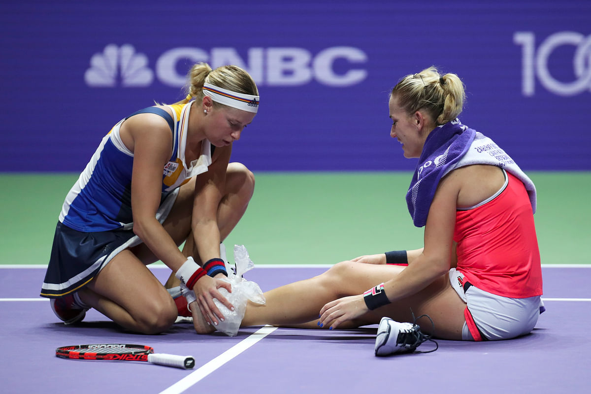 Martina Hingis and Chan Yung-jan lost to Timea Babos and Andrea Hlavackova in the WTA Finals doubles semi-final.