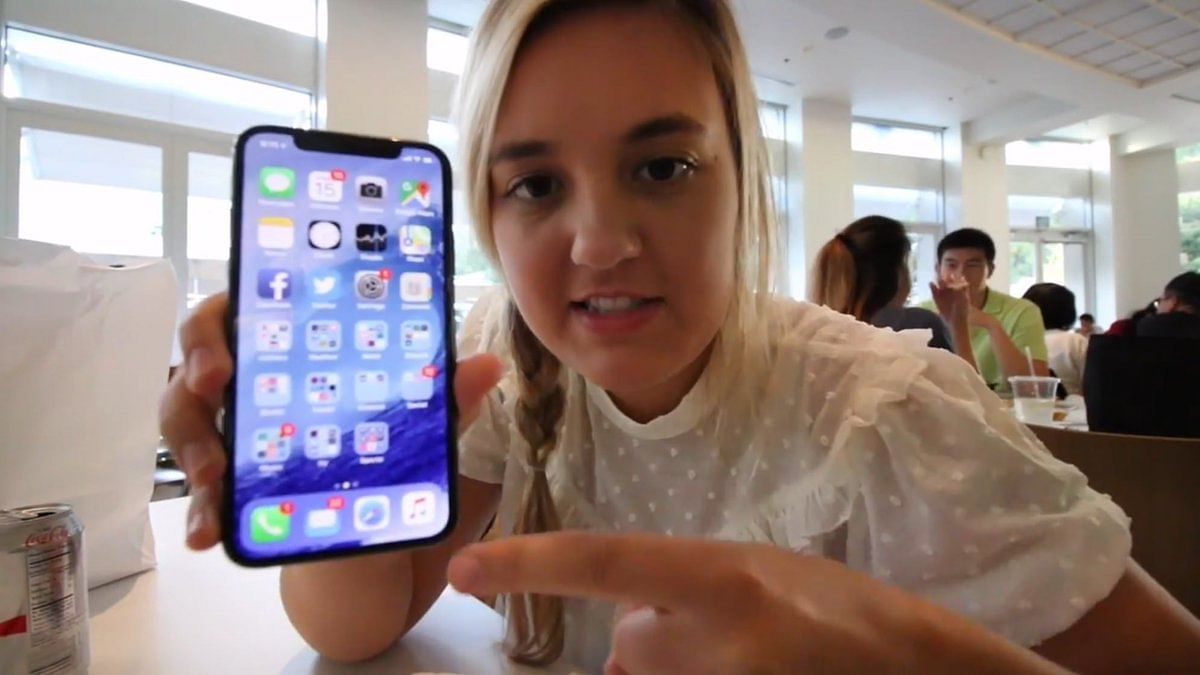 Apple iphone видео. Айфон в руке. Iphone 13 в руке. Девушка с iphone 13. Девушка показывает айфон.