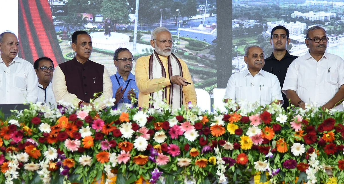 Prime Minister Narendra Modi unveils foundation stone and dedicates multiple development projects to the nation in Vadodara, Gujarat on 22 October 2017.