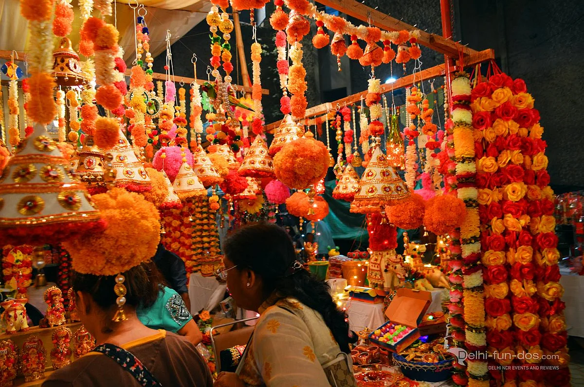 Diyas, bandarwars at the Blind School Diwali Mela. (Photo Courtesy: Facebook/<a href="http://bit.ly/2yudfCE">Blind School Diwali Bazaar Fans</a>)