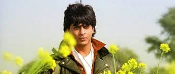 Romance like Shah Rukh or Shah Jahan? (GIF courtesy: <a href="https://www.youtube.com/watch?v=r7NVIwO8_pI">YouTube/YRF</a>)