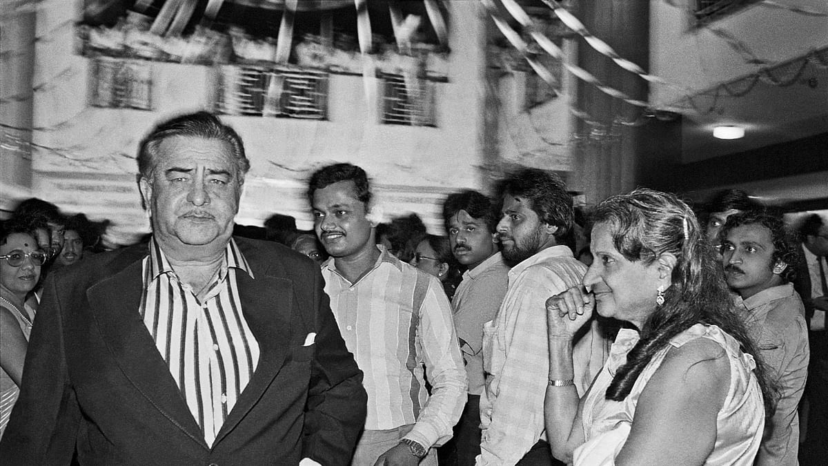 Raj Kapoor with a fan, <i>Janbaaz</i> premiere, Metro Cinema, Bombay 1986.