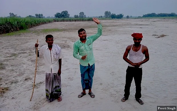 Residents of Marjadi claim that the flooded rivers brought huge amounts of silt (sand) and have deposited 2-feet sand on their paddy and sugarcane fields.