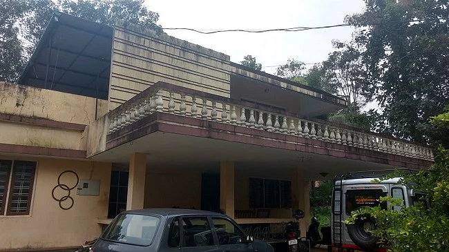 Thick trees have been planted all along the compound wall lining the property, blocking off the view of the centre from outside.