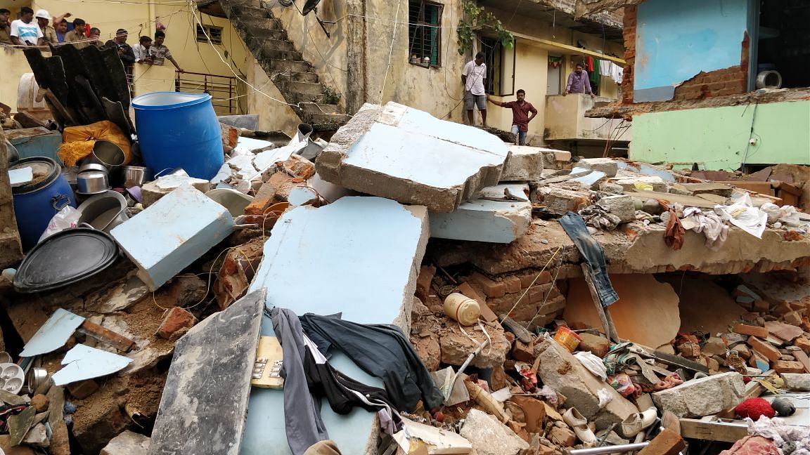 The rubble of the building that collapsed in Ejipura. <i>(Photo: Arun Dev/<b>TheQuint</b>)</i>