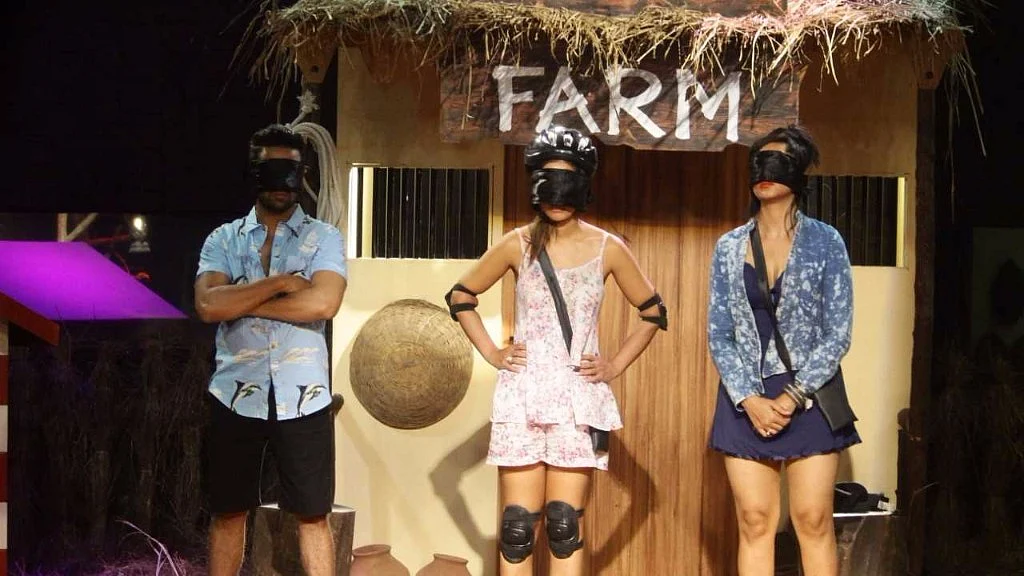 Hina performs the task with Puneesh and Arshi. 