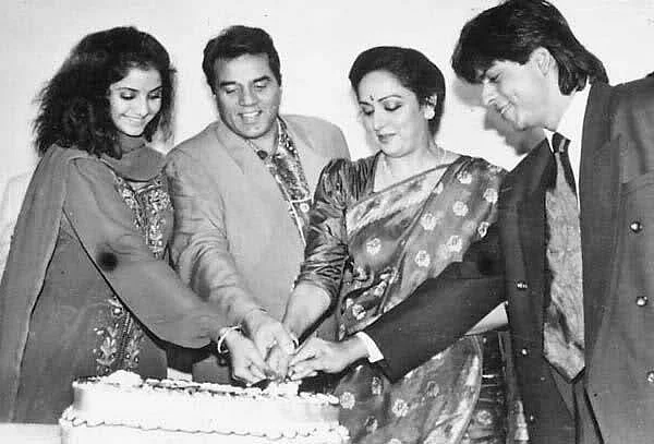 Hema Malini and Dharmendra cut a cake with Shah Rukh Khan and the late Divya Bharti during the <i>Dil Aashna Hai </i>days.