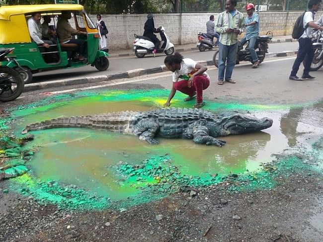 The man behind the idea was street artist Baadal Nanjundaswamy, who transforms potholes into art installations.