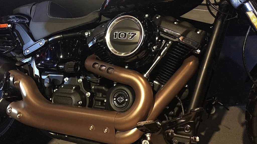 Dual 2-1-2 exhaust look quite mean.