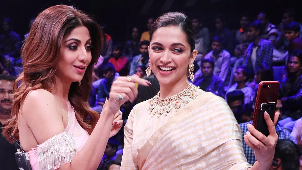 Deepika Padukone and Shilpa Shetty get clickin’. 