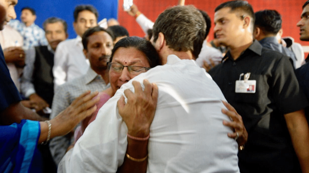 Congress Vice President Rahul Gandhi consoles a lecturer in Gujarat. (Photo Courtesy: Twitter/<a href="https://twitter.com/INCIndia">Congress</a>)