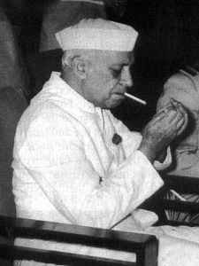 The tweet includes photos of Nehru kissing his sister, and says, “seems Hardik  has more of Nehru’s DNA.”