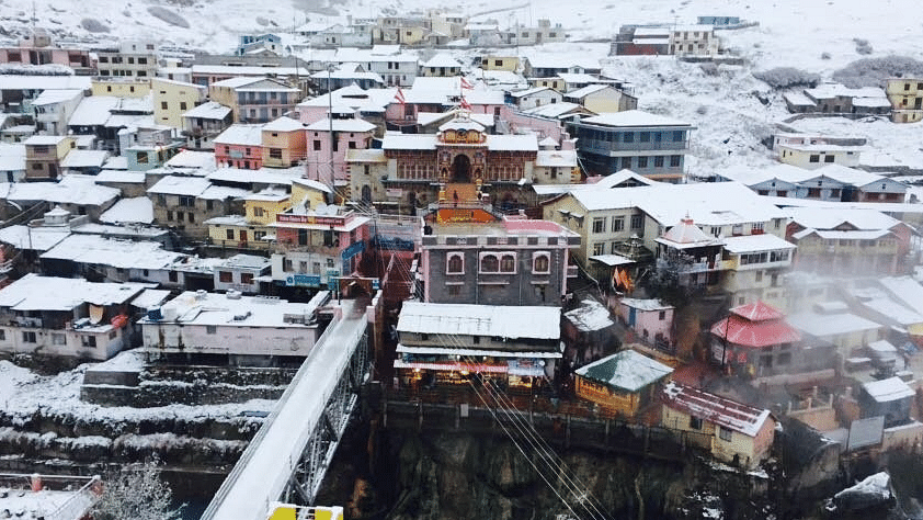 Badrinath in Uttarakhand continued to witness heavy snowfall.&nbsp;