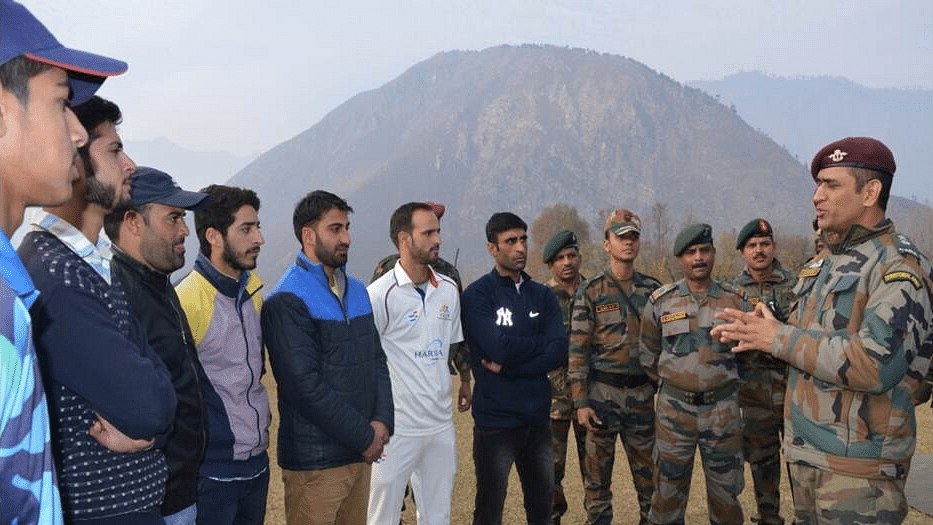 Mahendra Singh Dhoni interacting with young cricketers of Jammu and Kashmir.