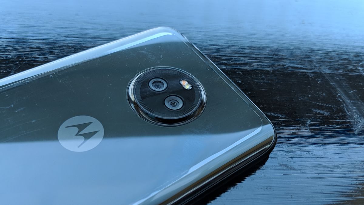 The latest Moto X phone from Motorola offers front camera with LED flash. 