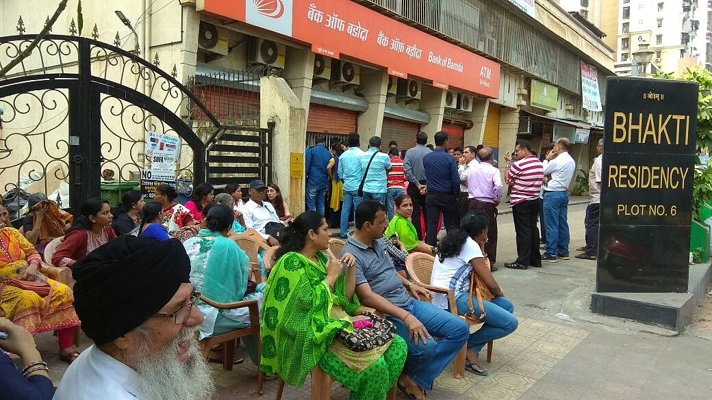 A lot of residents of Navi Mumbai lost a good portion of their valuables as a result of the robbery.