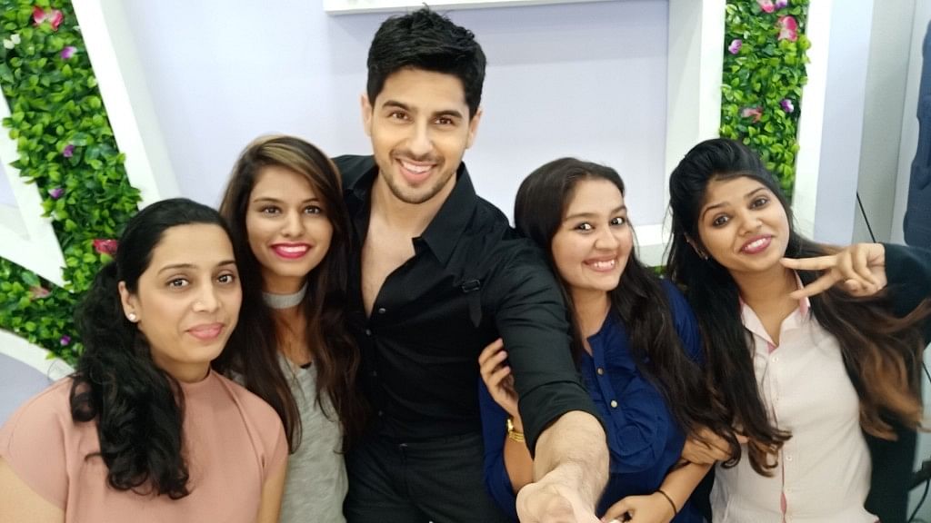 Sidharth Malhotra and OPPO users clicking selfies with OPPO F5.