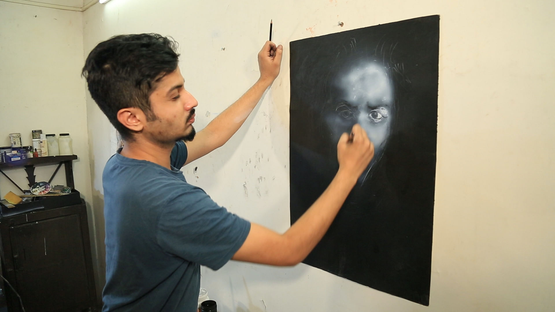 Viraag Desai uses the airbrush to make SRK’s portrait.