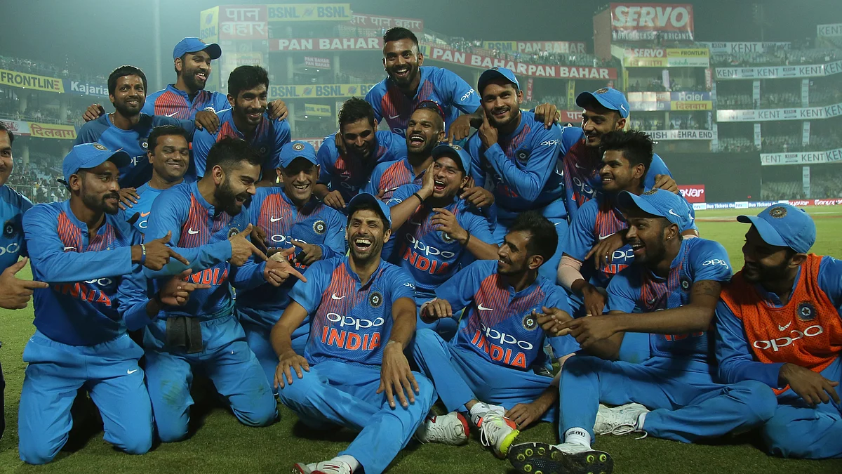 The team sits down with Nehra to celebrate the win.