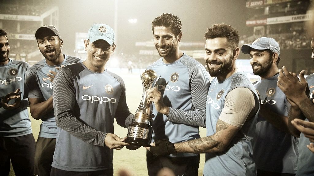 MS Dhoni and Virat Kohli gifted Ashish Nehra a memento before the start of the T20.