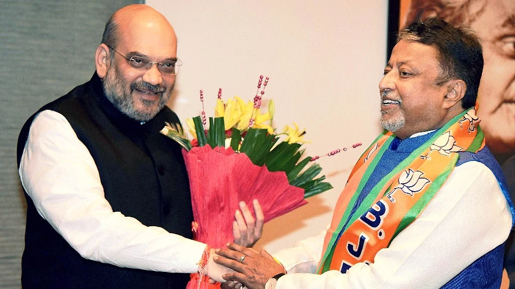 BJP president Amit Shah welcomes former railways minister Mukul Roy into the party.